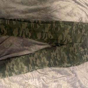 Universal thread camo cropped jeans size 4/27